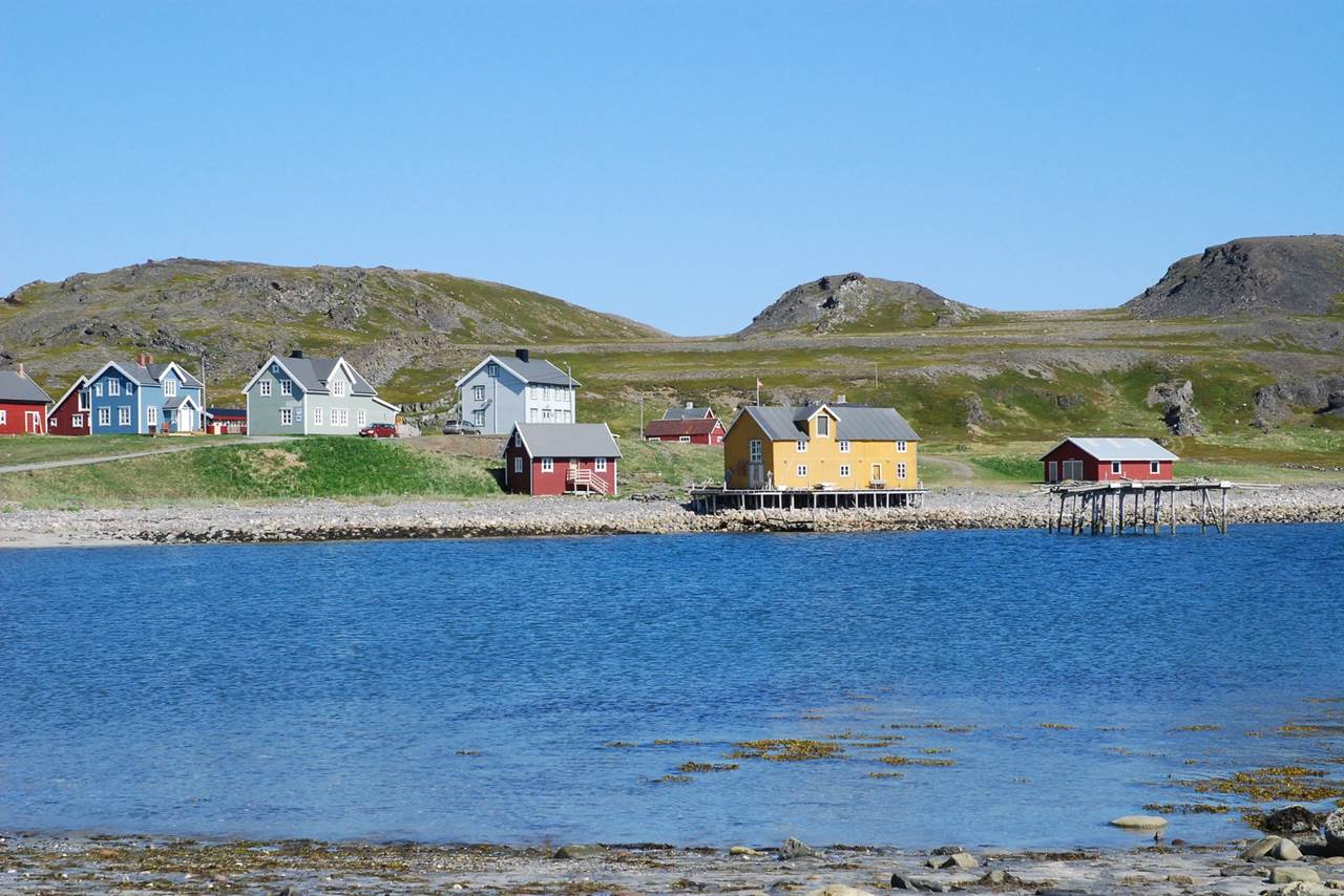kongsfjord arctic lodge by the sea